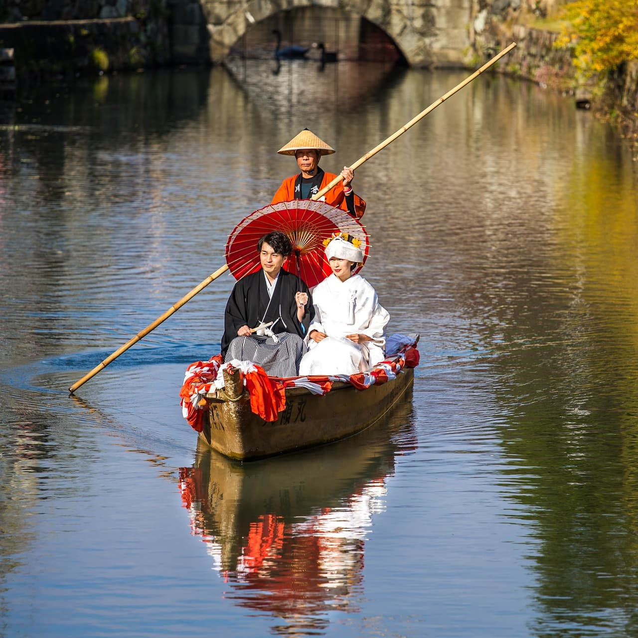 폴리네시아 전통 결혼식: 바다에서 맹세하는 부부의 사랑