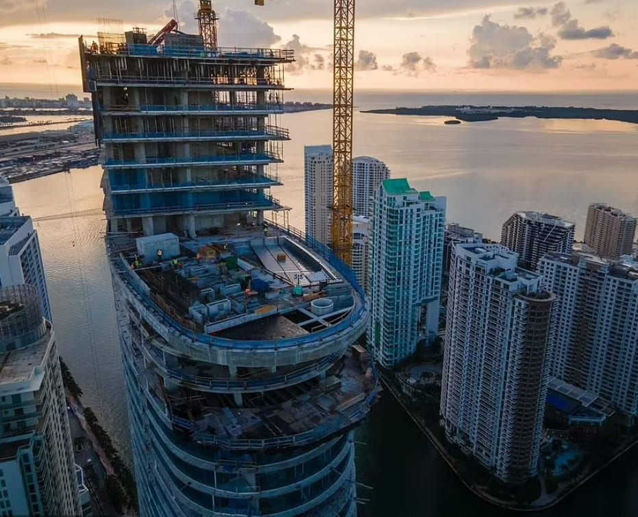 애스턴 마틴이 디자인한 마이아미의 럭셔리 아파트 VIDEO: Stunning Downtown Miami apartment block by Aston Martin nears completion
