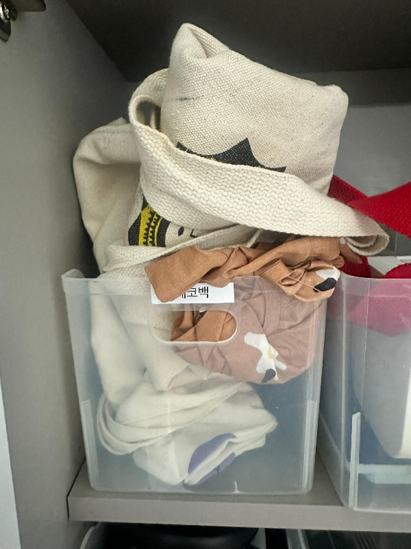 정리되지 않고 쌓여있는 에코백