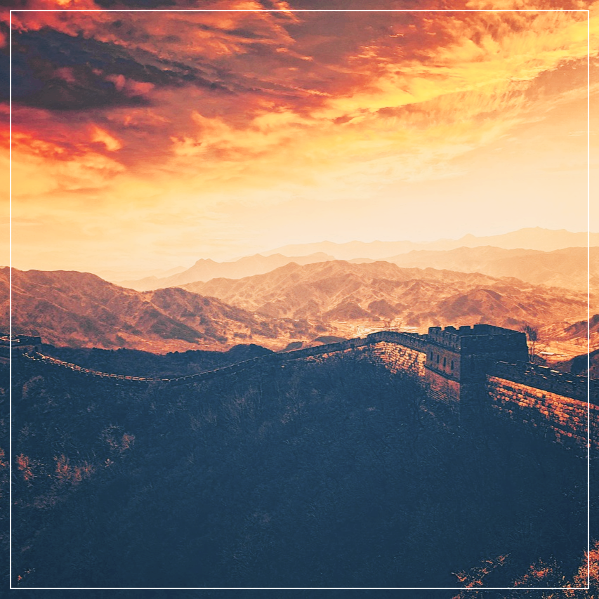석양이 지는 붉은 하늘과 웅장한 만리장성