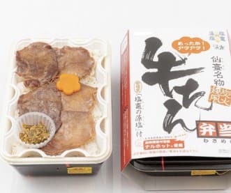 쥐포같이 생긴 동그란 모양의 고기가 도시락 안에 놓여 있다.