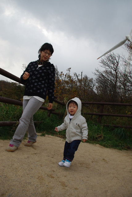 삼양 목장을 걷고 있는 엄마와 아기
