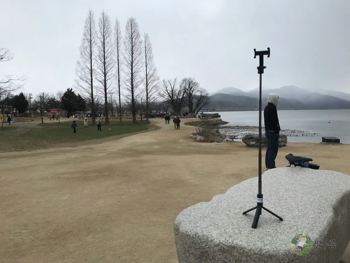 두물머리-관광안내소-삼각대-바위위에-놓여있다