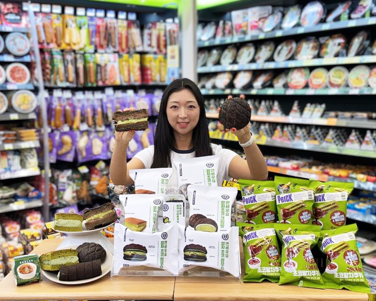 빵을 들고 있는 여자 모델