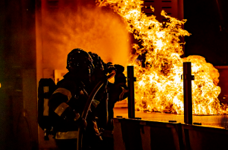 화재진압중인 소방관사진