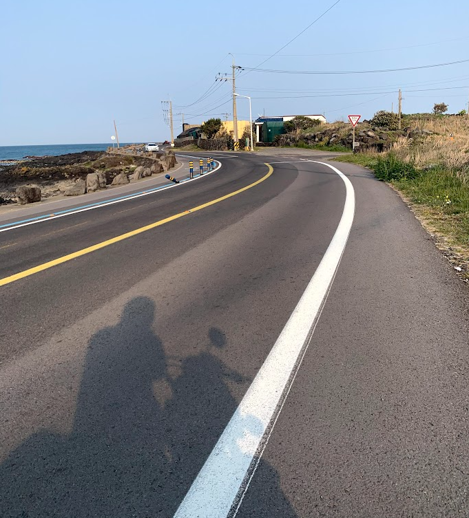 바다 옆 해안 도로, 그림자가 함께하는 여행길