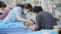 중환자실에서-치료받는-아주머니