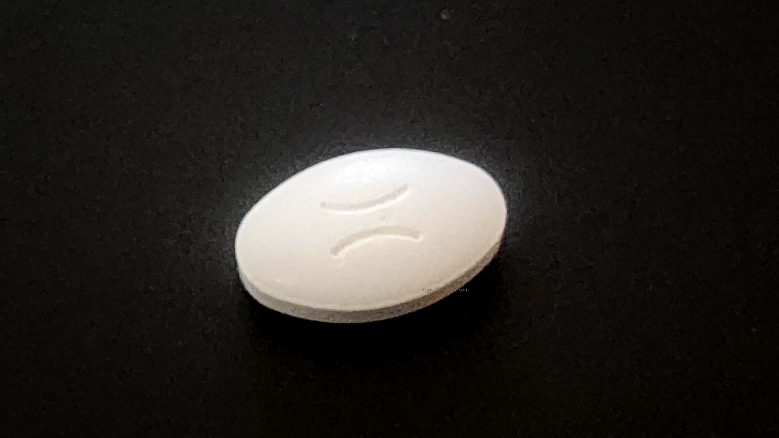 필자가 처방받은 부로멜장용정 실제 사진. 흰색 장방형이다.