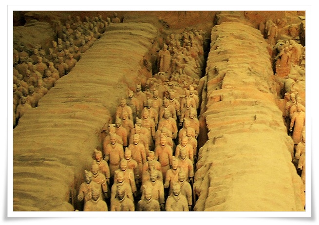 갱도에 흙으로 빚어 만든 수많은 군사 조형물이 빼곡히 도도열해 있는 모습. 진시황릉 병마용의 사진