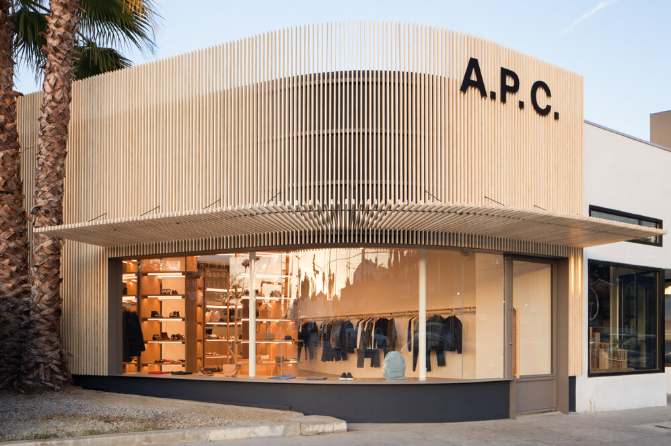 A.P.C. (아페쎄) 역사에서 ‘글로벌 확장과 라이프스타일 브랜드로의 도약 (2010년대 이후)’에 해당하는 자료 이미지입니다.