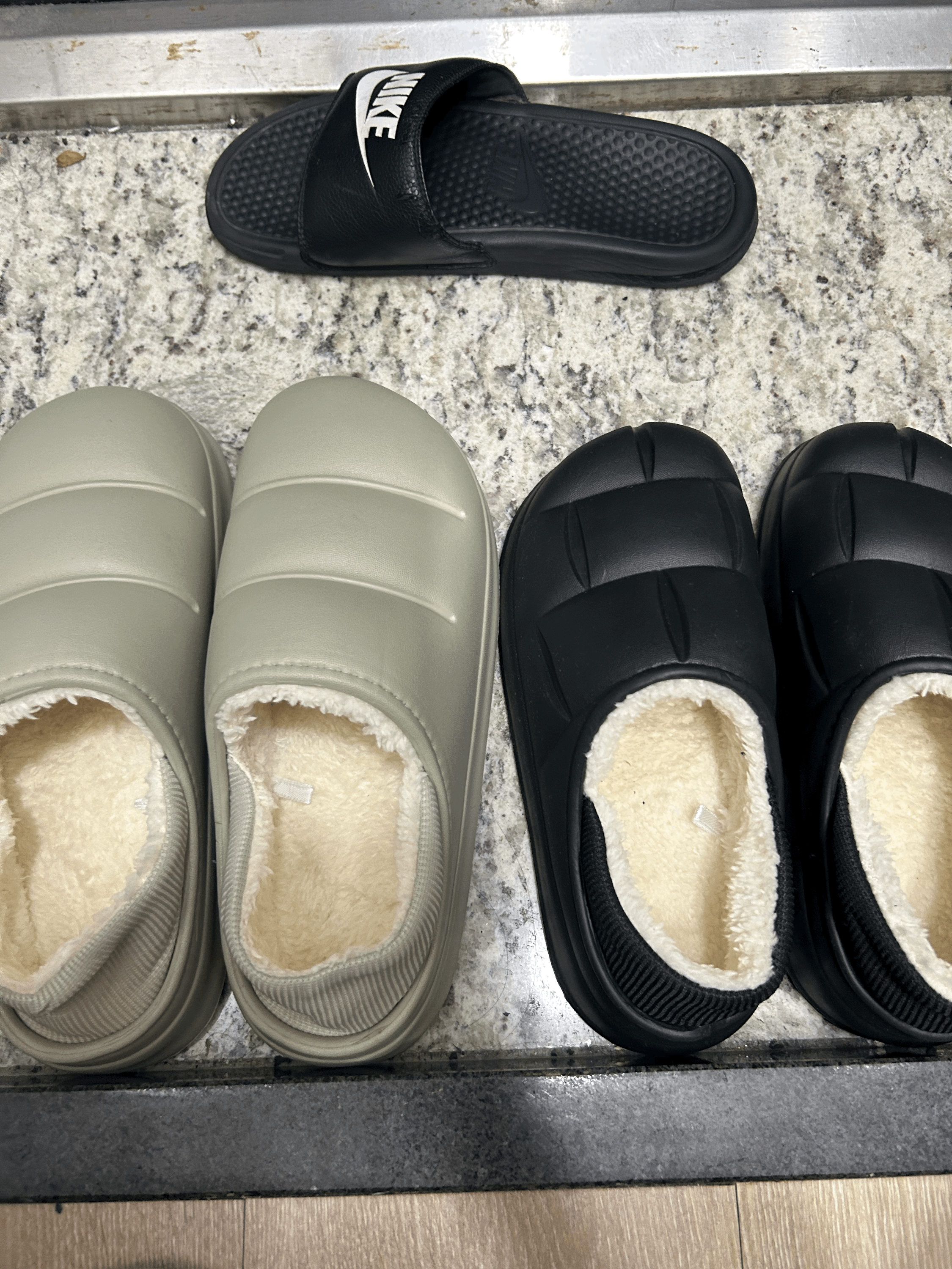 다이소에서 사 온 방한 신발 두 켤레의 사진이다.
왼쪽 신발은 270사이즈의 그린+그레이 컬러 신발이고, 오른쪽 신발은 250사이즈의 블랙 컬러 신발이다.