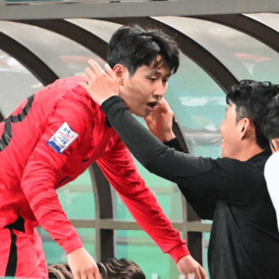 손흥민이 이강인과 대화하는 모습