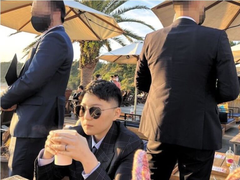 보디가드와 같이 있는 전청조