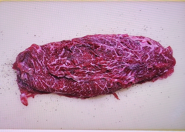 소금과 후추르 밑간한 소고기