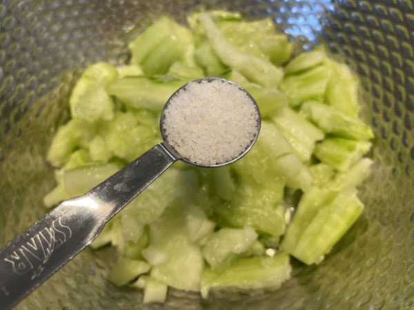 오이탕탕이 소금 1작은술