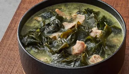 산후조리를 위해 소고기를 넣고 푹 끓인 산모용 미역국 식단