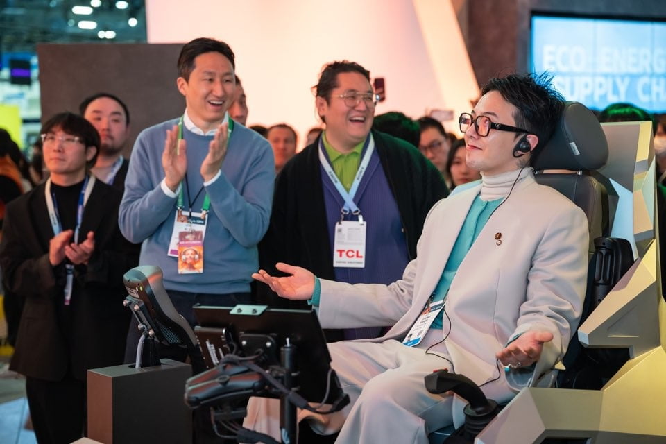 가수 지드래곤이 2024년 1월 ‘CES 2024’ HD현대 전시관을 살펴보고 있다.