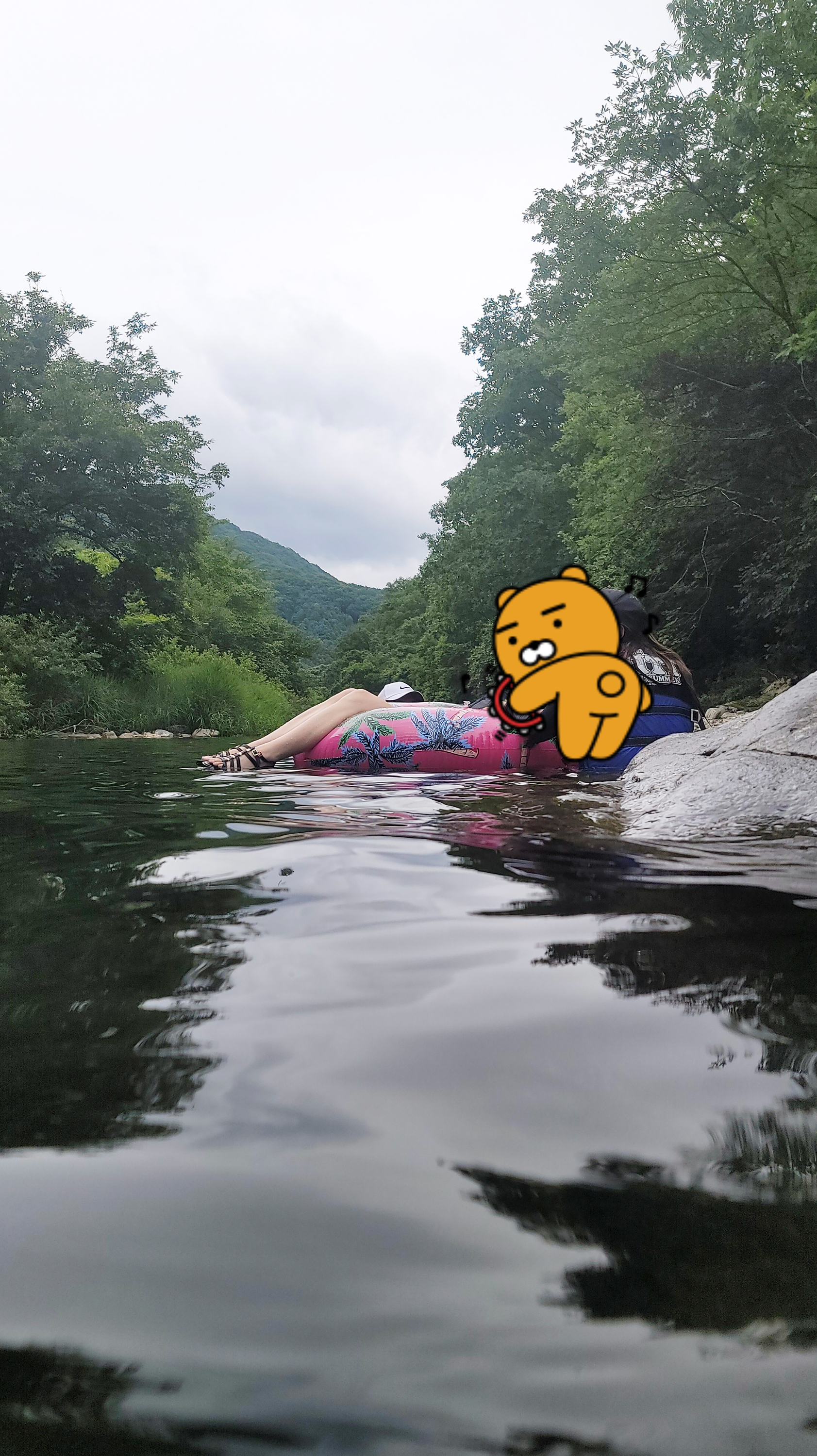가평 계곡 펜션 바로 앞 계곡의 모습