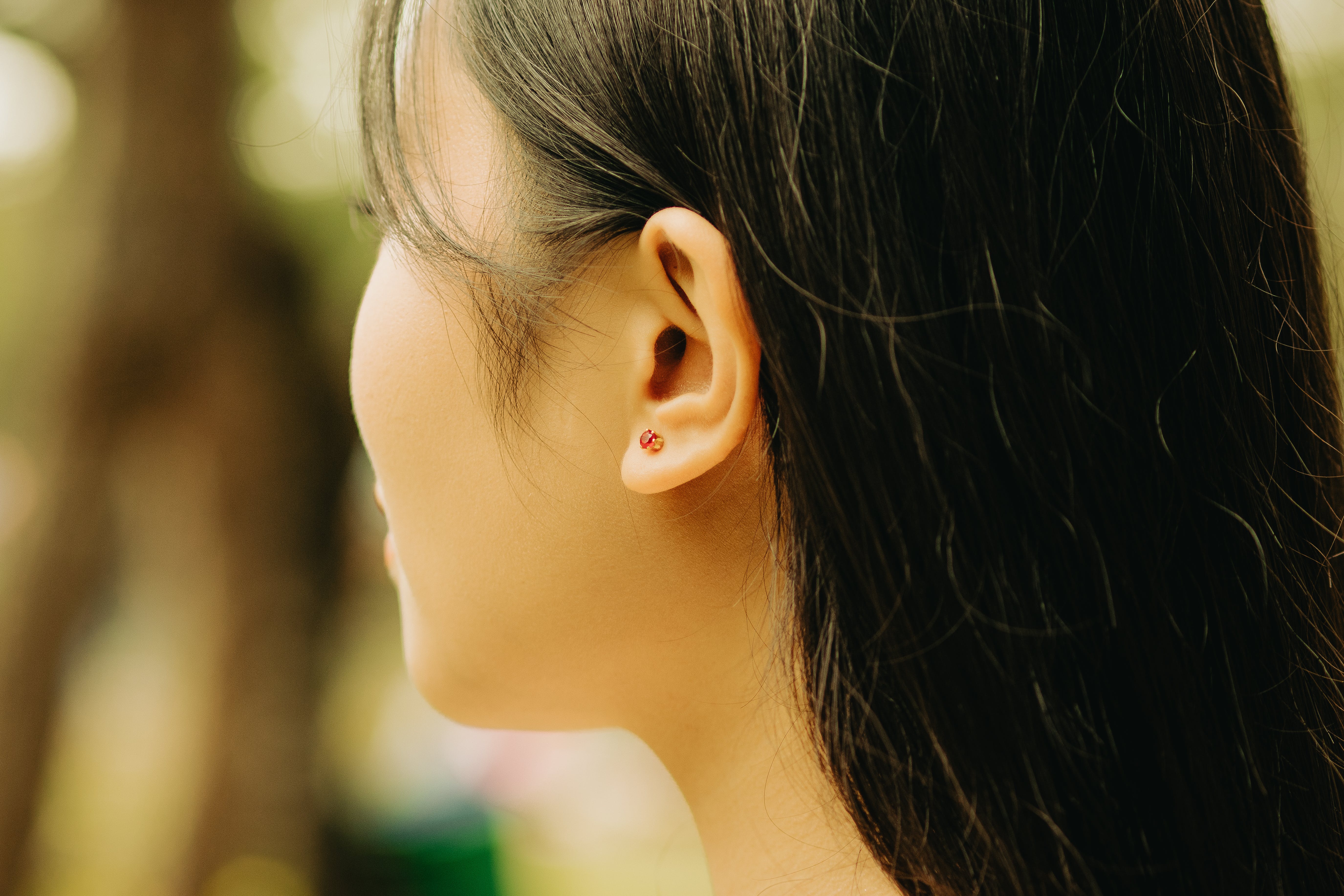 여자의-귀가-보이는-사진