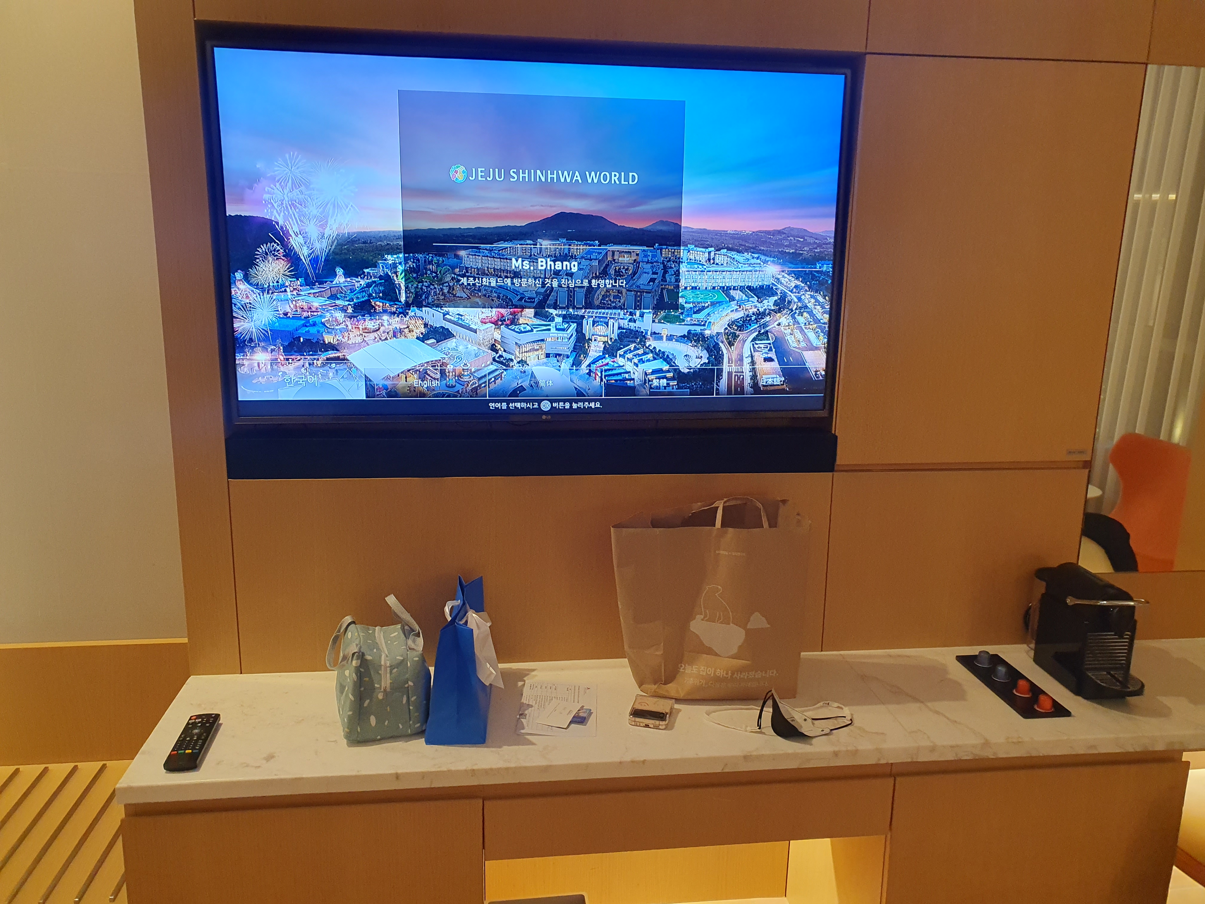 신화월드 메리어트 객실 55인치 티비와 테이블