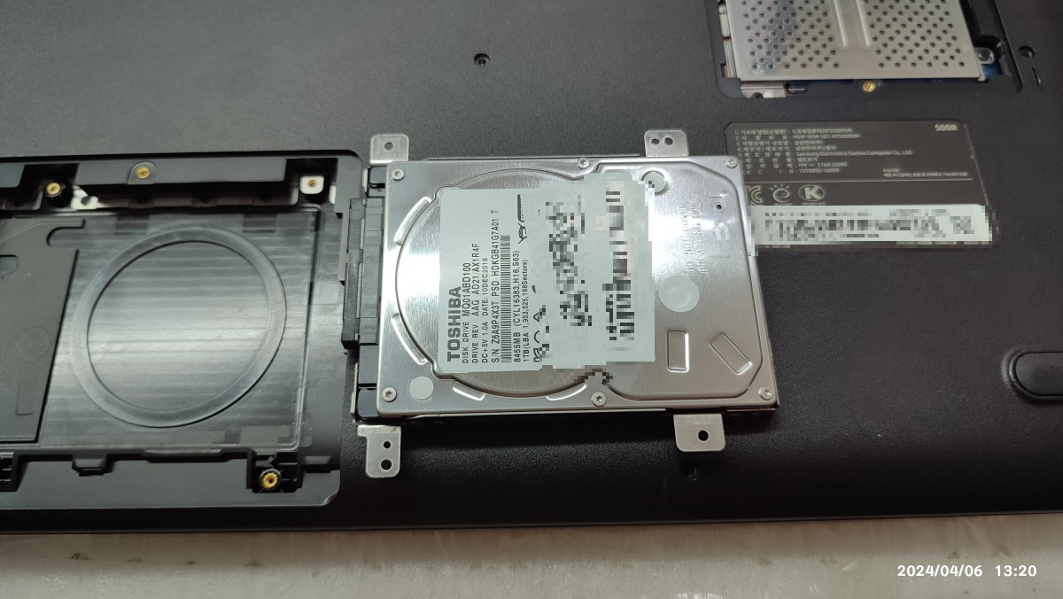 하드디스크의 케이블을 분리하고 있습니다.