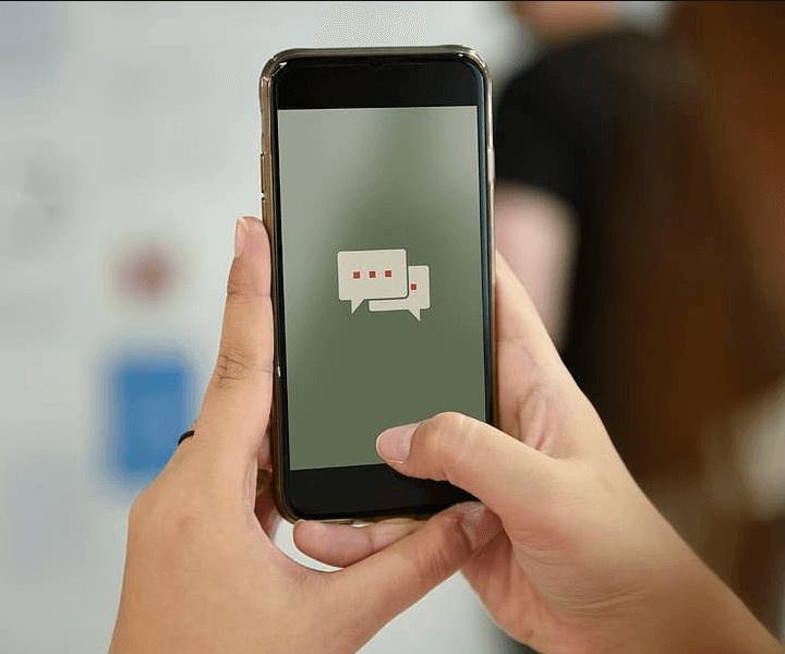 스마트폰 문자 보내는 모습과 문자 입력하는 두 손