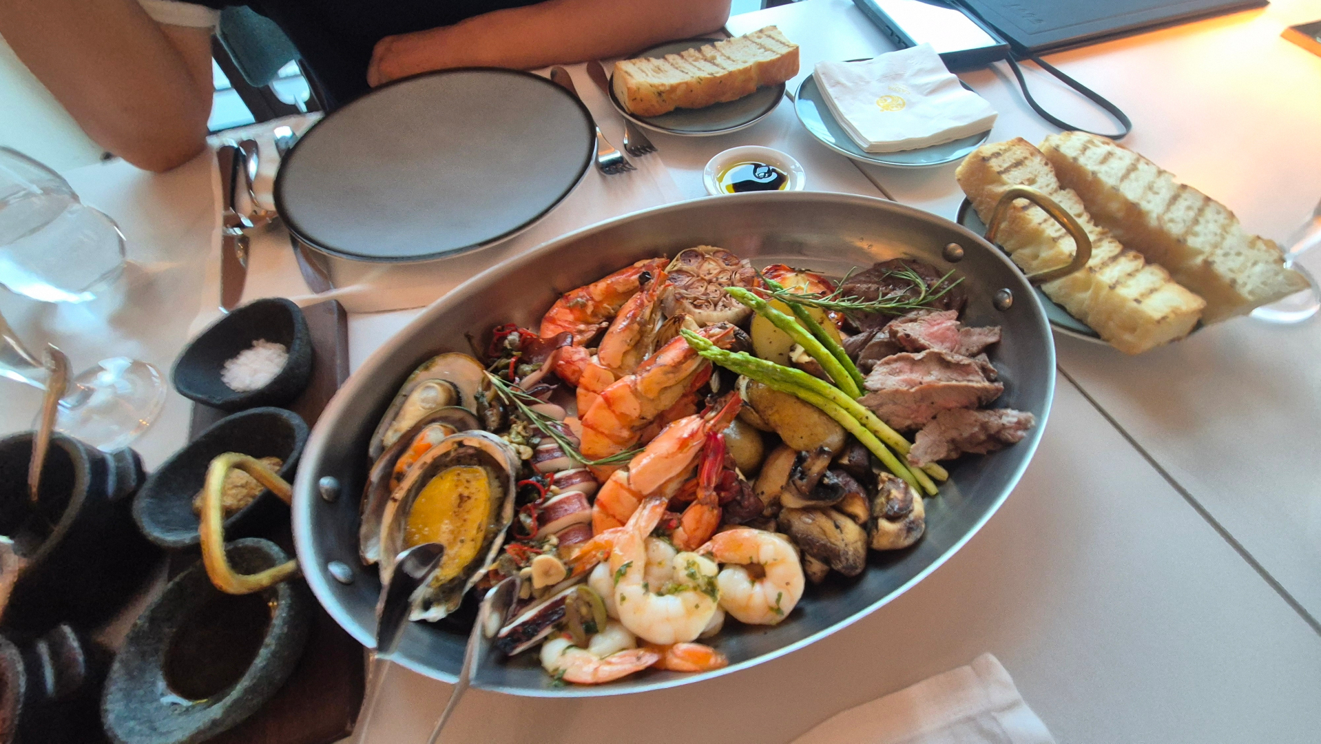 카시아 호텔 포고 레스토랑 대표 플레터 음식 사진