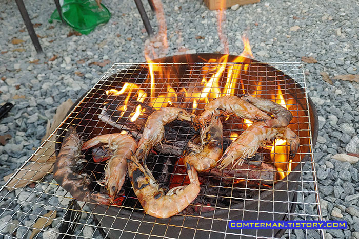 캠핑장 새우구이