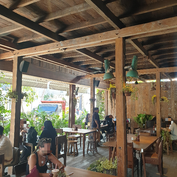 카페 기기수수(GigiSusu): 발리 짱구(Bali Canggu) 지역 카페 ①_큰 카페 1층 좌석