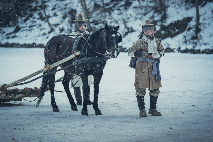 신부님을데리고들어가는신자들