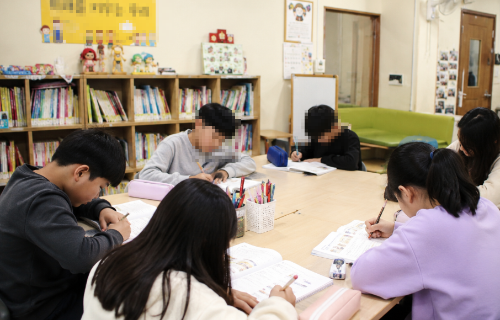 지역아동센터에서 아이들이 공부하는 모습