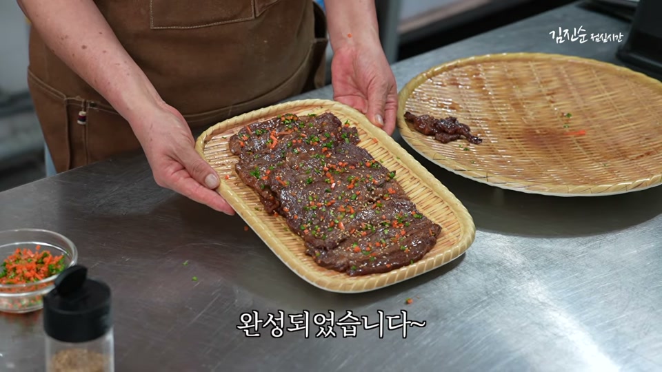 이쑤시개를 빼고 그릇에 담아 다진 당근·부추를 올린 완성된 소고기 산적