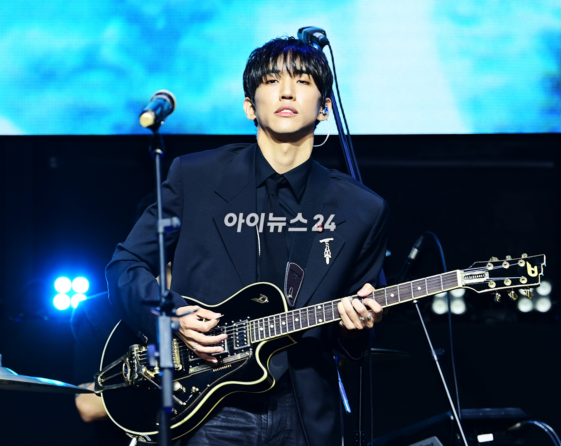 가수 이승윤이 3일 오후 서울 서대문구 예스24 원더로크홀에서 열린 정규 3집 선발매 앨범 '역성' 발매 기념 쇼케이스에 참석해 타이틀곡 '폭죽' 무대를 선보이고 있다. [사진=정소희 기자]