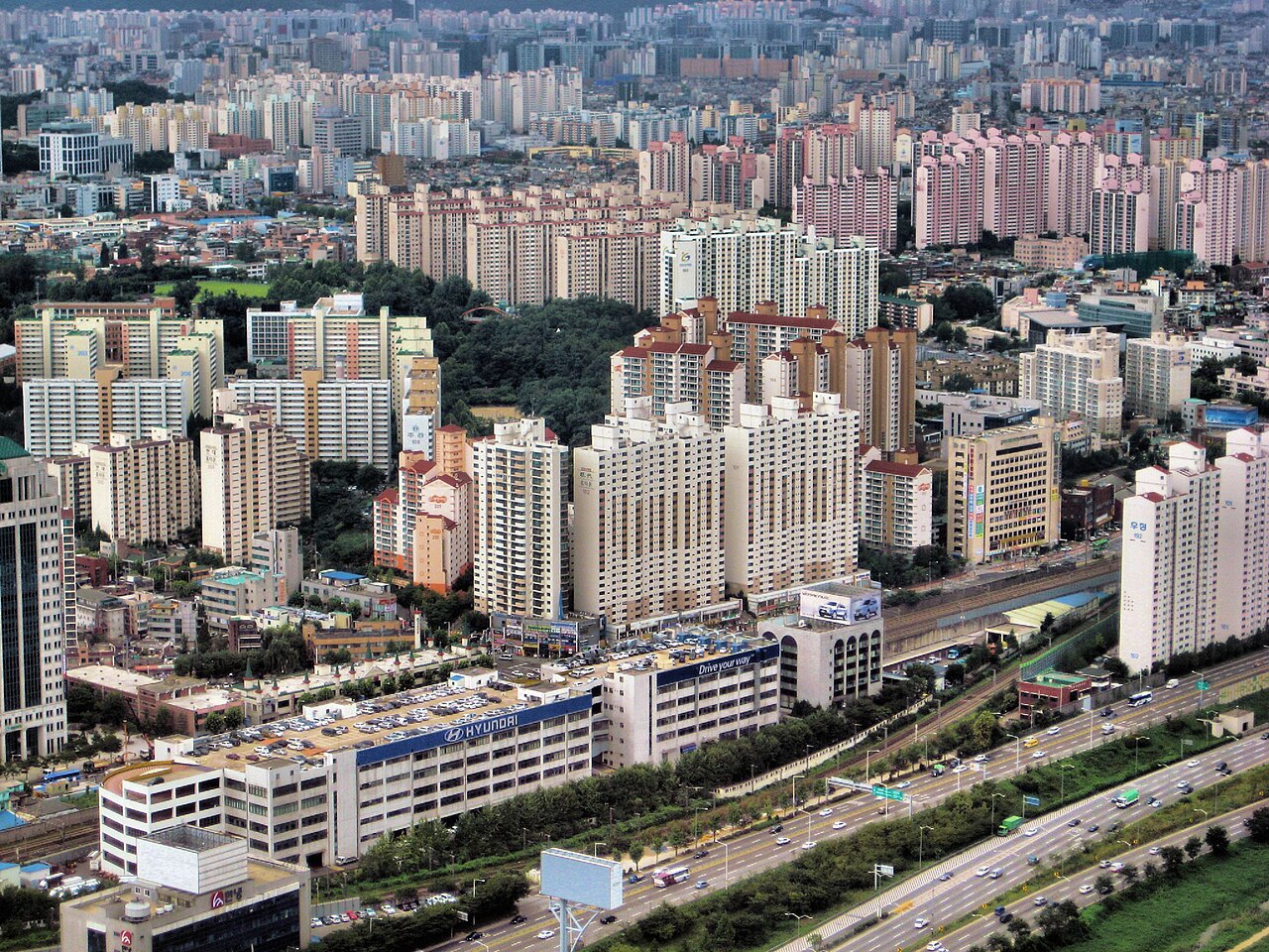 본 이미지는 블로그 내용과 직접적인 연관이 없습니다. 사진: Francisco Anzola, CC BY 2.0, Wikimedia Commons (https://commons.wikimedia.org/wiki/File:Seoul_Apartment_Buildings_(1509272335).jpg)
