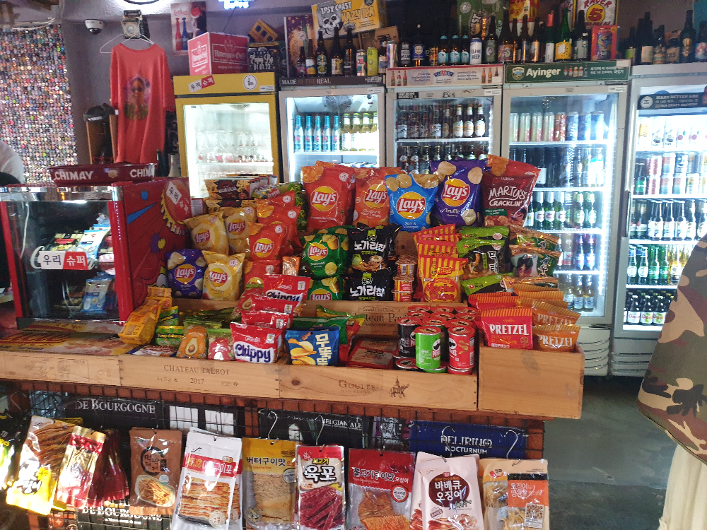 안주는 간단하다. 과자와 건어물 등이 있다.