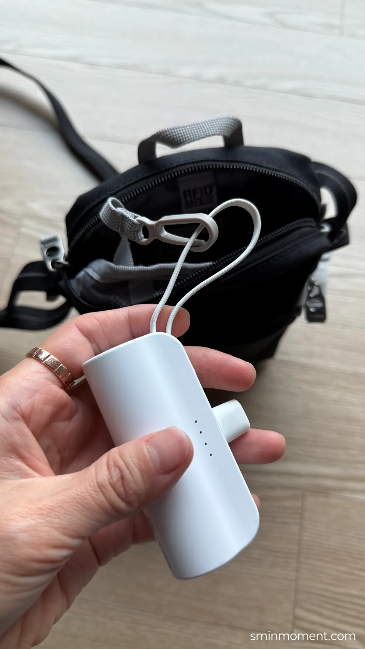 팩세이프가방-바디백-내부-안전고리-보조배터리