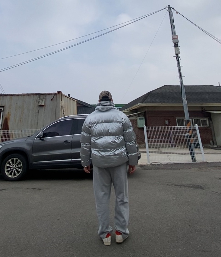 데일리룩('26.2.14.)블루썬플라워 SUN로고 카모볼캡, 무신사 무신사스탠다드 실버 숏패딩 숏점퍼, 토피 스웻 집업후드티, 토피 벌룬핏 와이드팬츠, 아디다스 슈퍼스타 82 레드