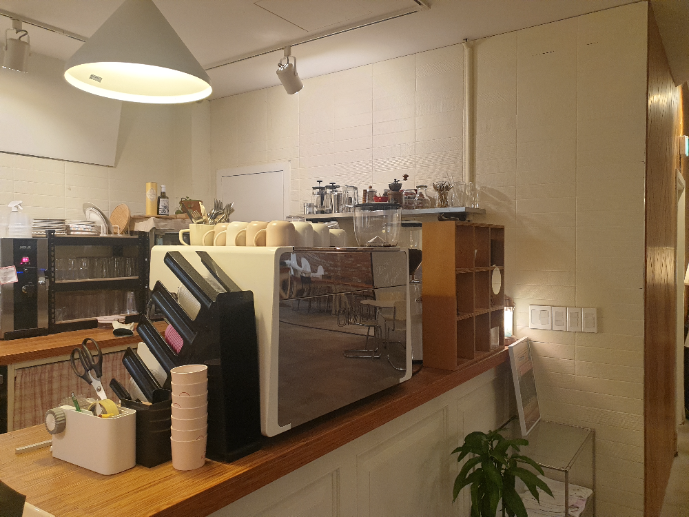 카운터 뒤쪽 커피를 추출하는 공간. 커피 머신이 있다.
