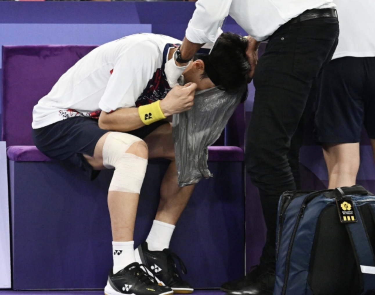 파리올림픽 탁구 혼합복식 준결승 중 구토 투혼을 펼치는 김원호