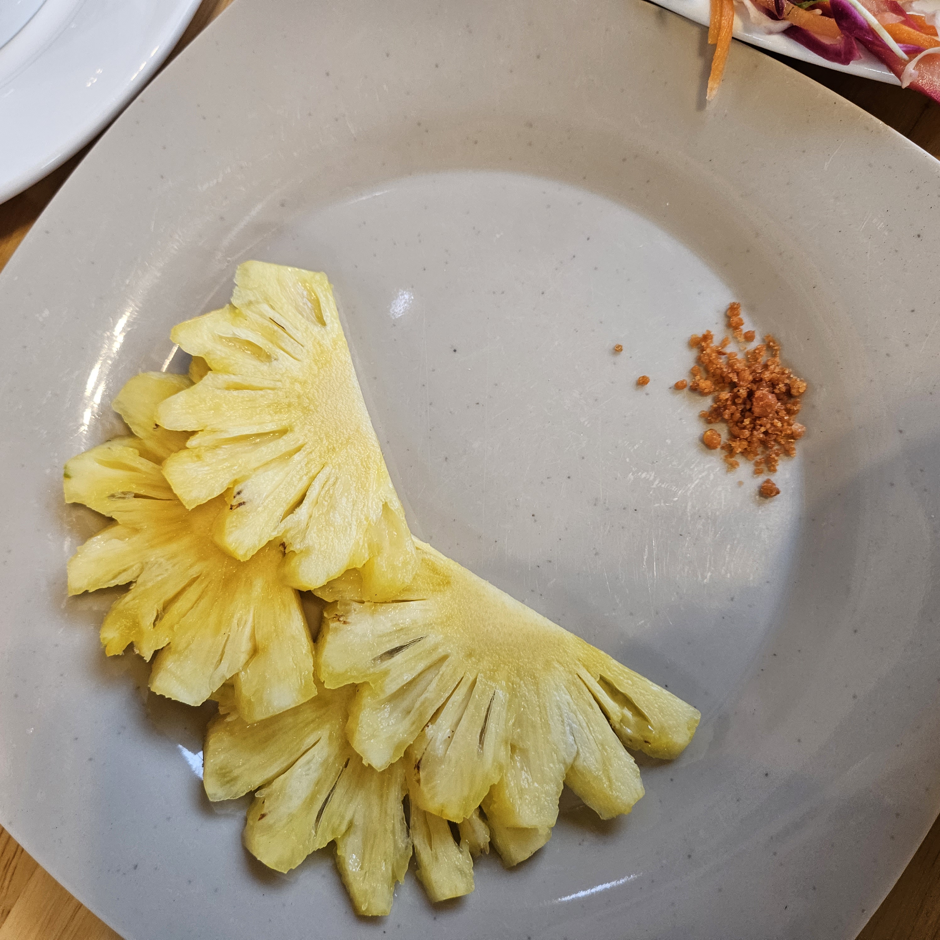 루옹쏭깡 서비스로 주신 파인애플