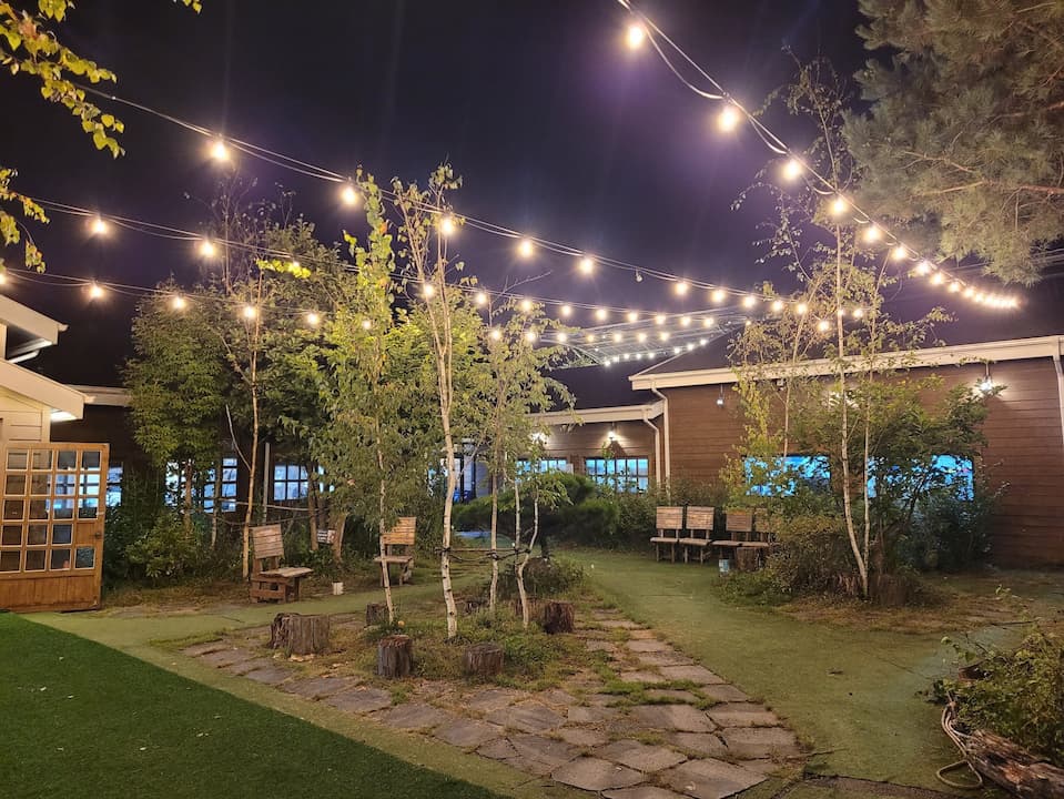 춘천 산속에 닭갈비 야간 정원과 조명