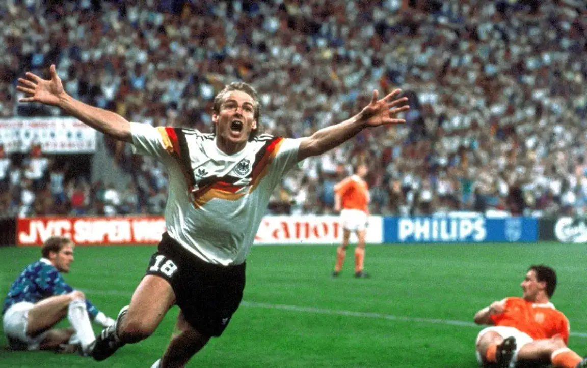 클린스만-축구경기장 흰유니폼을 입고 두팔벌려 기뻐하는 클린스만