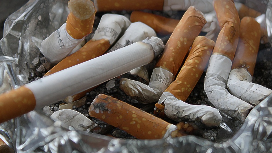 재털이에 담배꽁초 사진(직접흡연과 간접흡연에 관한 사진)