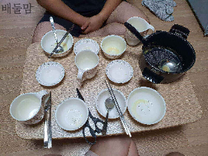 상에 올린 음식을 모두 먹은 사진.