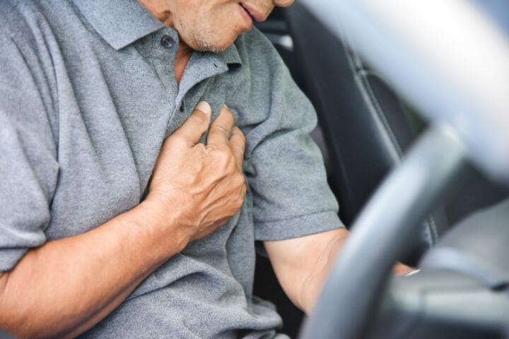 심장을-부여잡은-남성