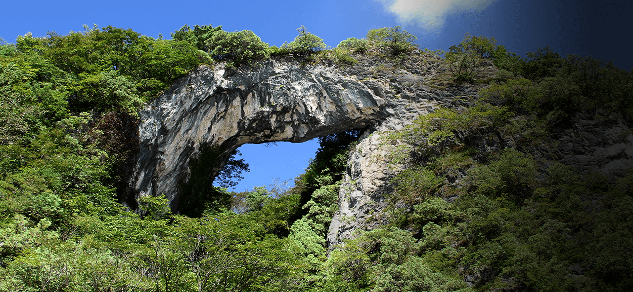 단양군 매포읍 석문. 도담삼봉의 전망대를 지나면 수십 척에 달하는 돌이 무지개처럼 있다하여 석문이라함.
