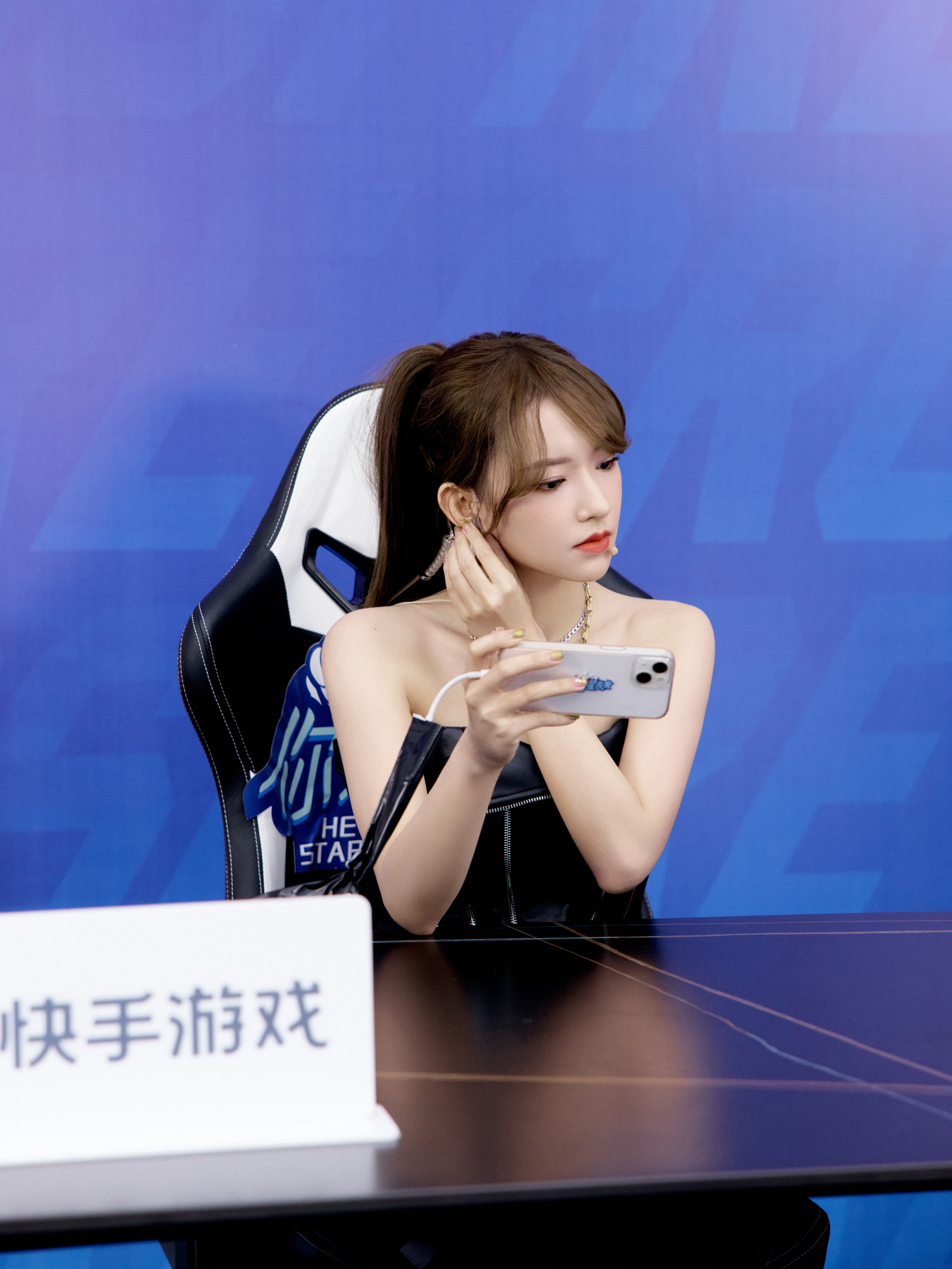 인이어를 빼고 있는 성소