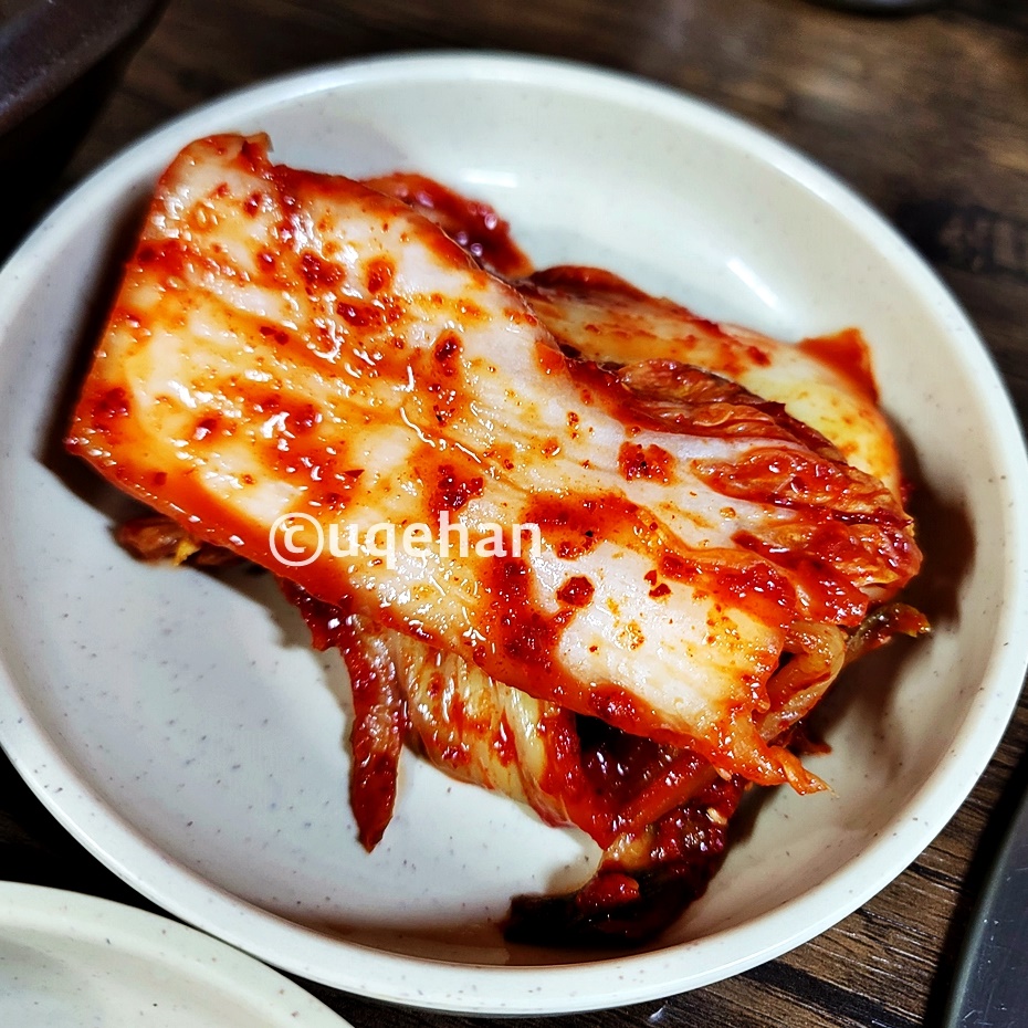 밀밭 칼국수 양주 본점 반찬 김치가 접시에 담겨져있다.