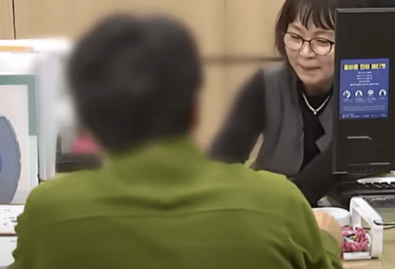 국민연금 지급 관련 상담 중인 장면