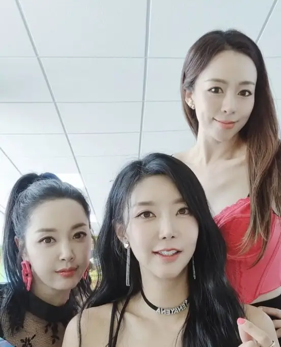 현역가왕- 머리를 풀어헤친채 화면을 바라보는 세컨드